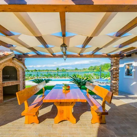 Ferienhaus Holiday Kazun