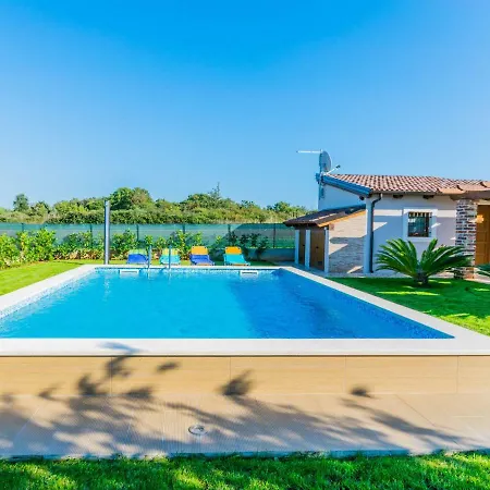 Ferienhaus Holiday Kazun *
